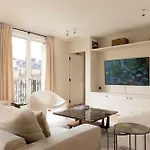 Spacious & Modern Property - Eiffel Tower