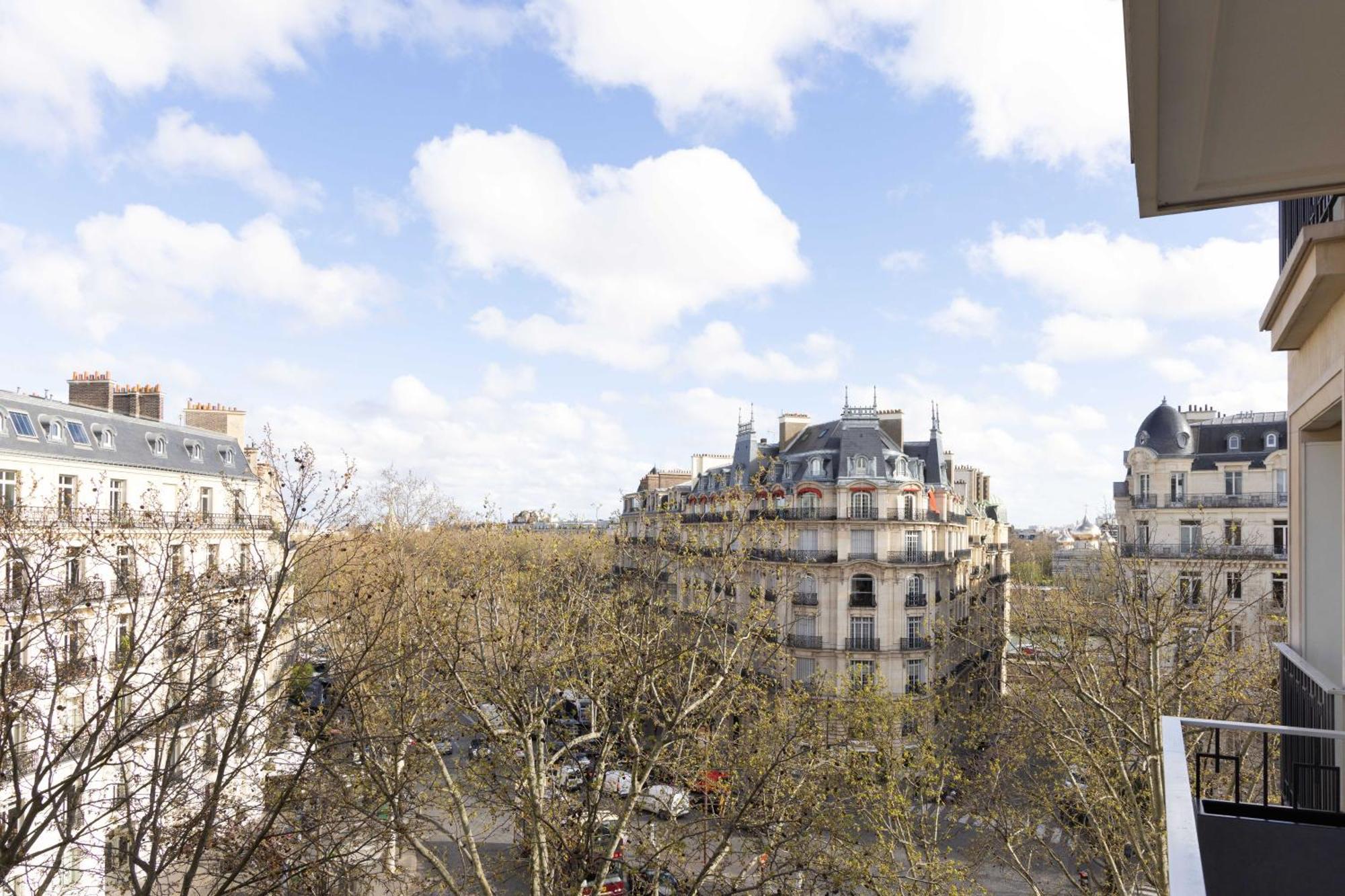 Spacious & Modern - Eiffel Tower Apartment